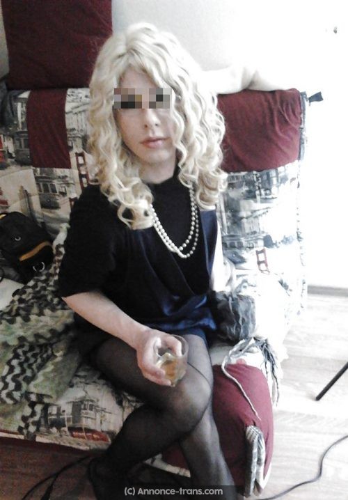 Jeune trans blonde